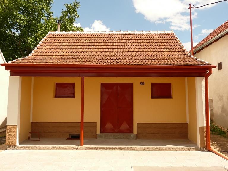 Natřená fasáda vinného sklípku